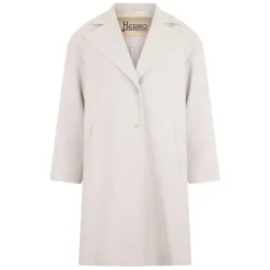 Abrigo en tonos blanco crema, confort elegante y versátil