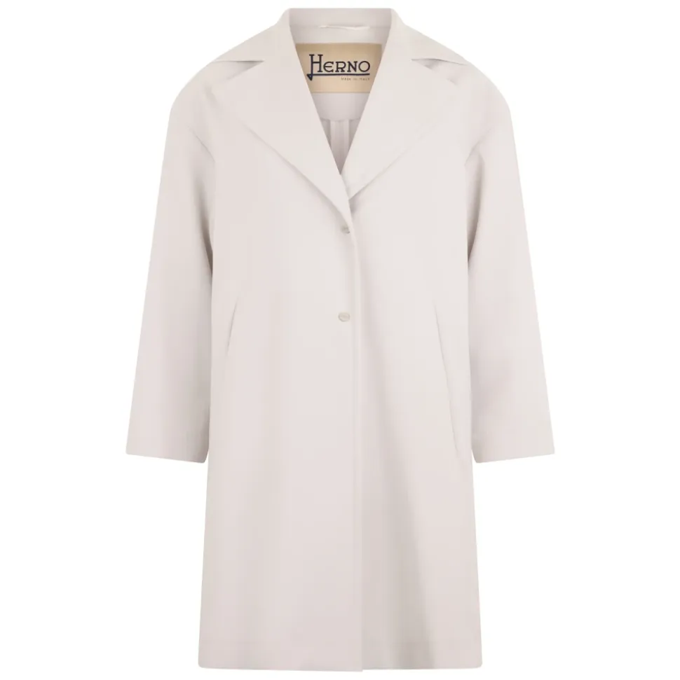 Abrigo en tonos blanco crema, confort elegante y versátil