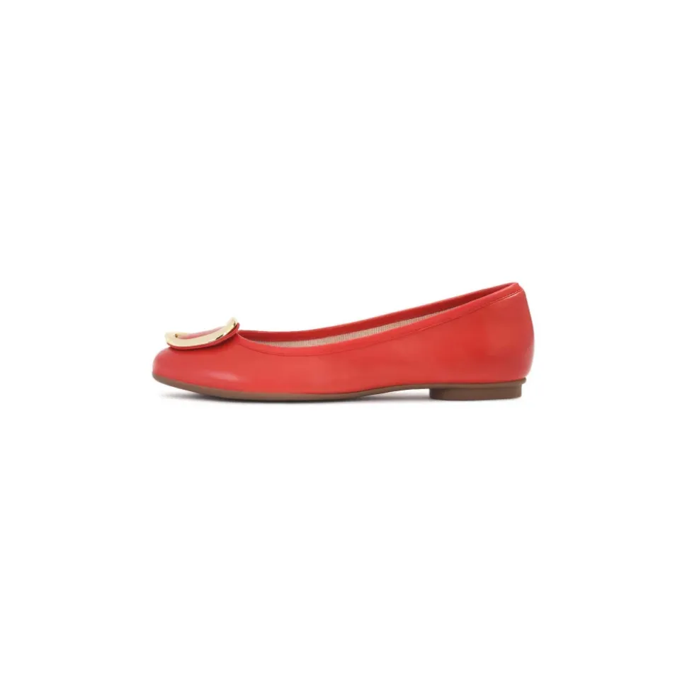 Bailarinas rojas de cuero con detalles metálicos