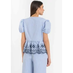 Blusa de Rayas con Mangas Abullonadas y Peplum Bordado