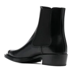 Botas de cuero con detalles dorados