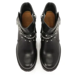 Botas de cuero decoradas con detalles plateados