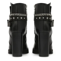 Botas de cuero decoradas con detalles plateados