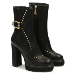 Botas negras con remaches redondos dorados.Este producto tallaje pequeño.