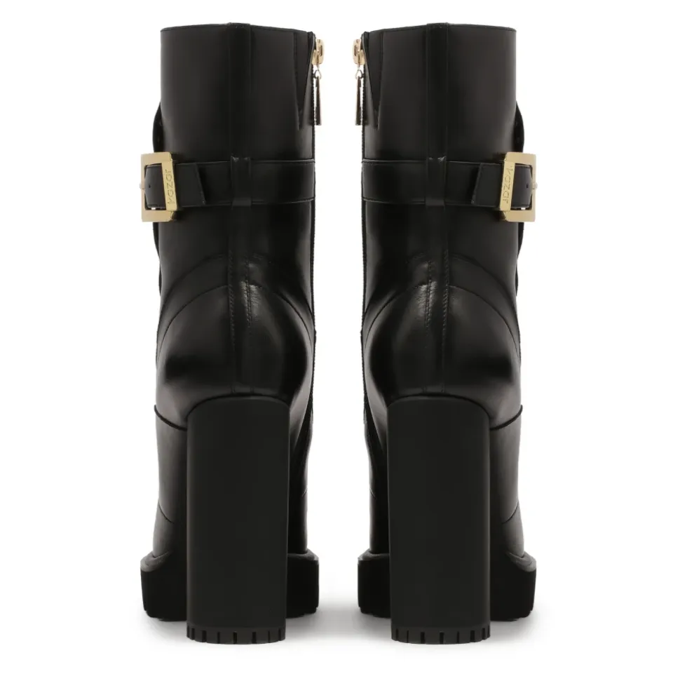 Botas negras con remaches redondos dorados.Este producto tallaje pequeño.