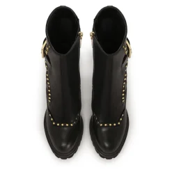 Botas negras con remaches redondos dorados.Este producto tallaje pequeño.