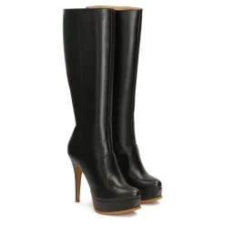 Botas negras con una plataforma en la parte delantera