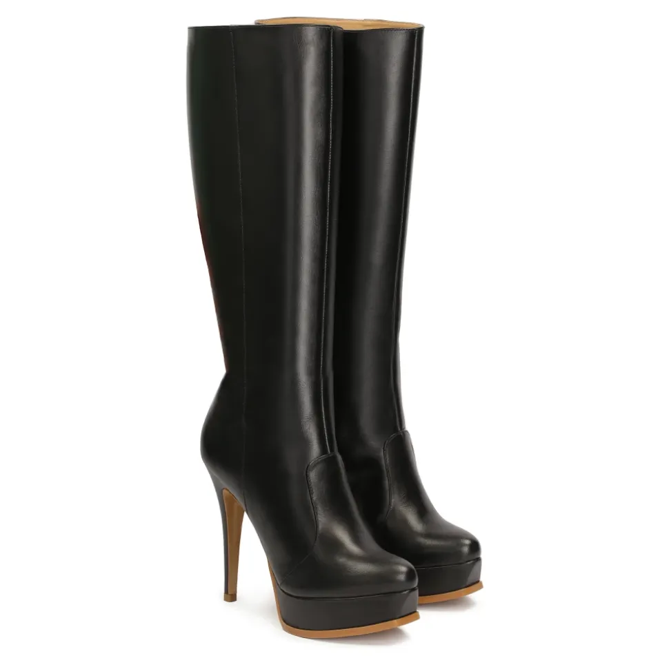 Botas negras con una plataforma en la parte delantera
