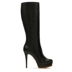 Botas negras con una plataforma en la parte delantera