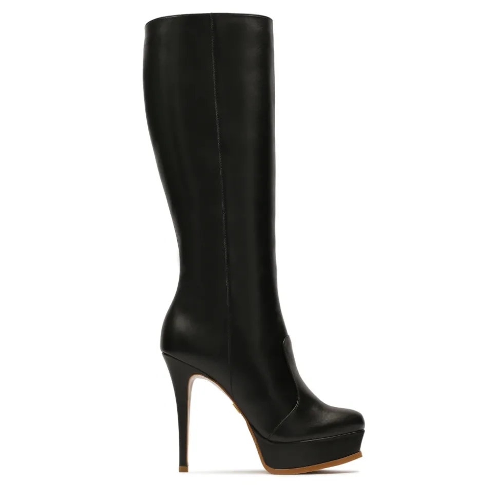 Botas negras con una plataforma en la parte delantera