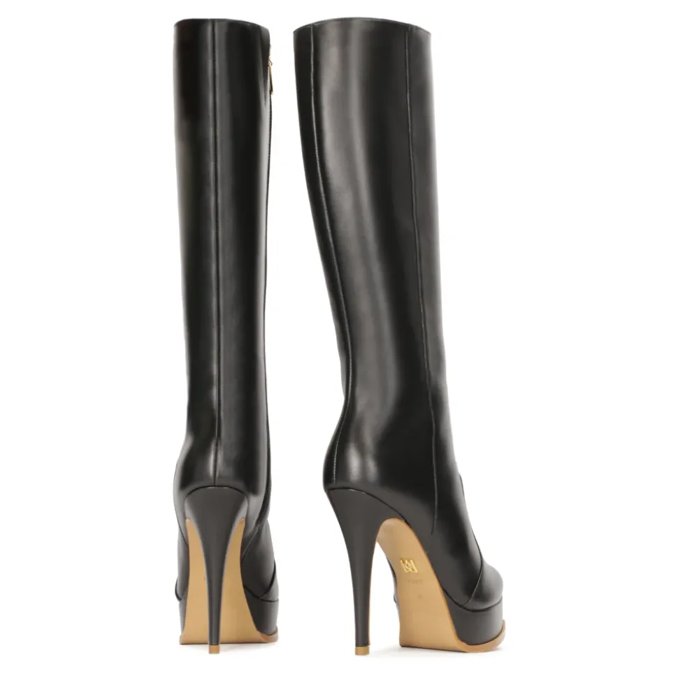 Botas negras con una plataforma en la parte delantera