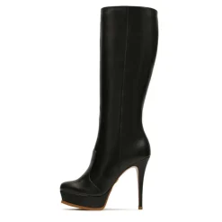 Botas negras con una plataforma en la parte delantera
