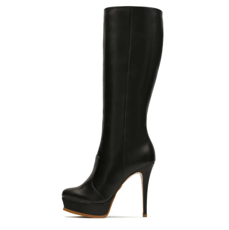 Botas negras con una plataforma en la parte delantera
