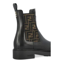 Botas Negras de Cuero con Estampado FF