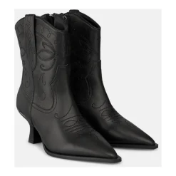Botines bordados en el tobillo