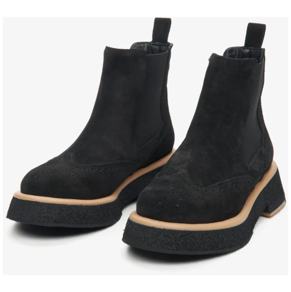 Botines negros de ante con detalles marrones