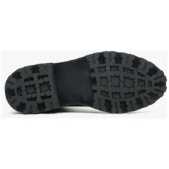 Botines negros de cuero con perforaciones decorativas