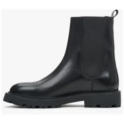 Botines negros de cuero con perforaciones decorativas