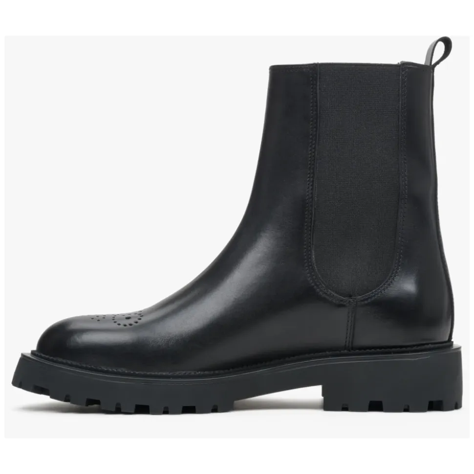 Botines negros de cuero con perforaciones decorativas