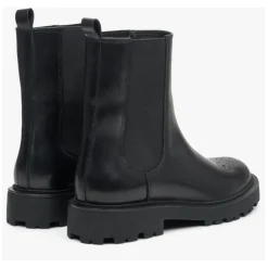 Botines negros de cuero con perforaciones decorativas