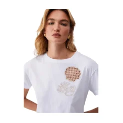 Camiseta con detalle con bordado