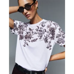Camiseta con estampado y bordado