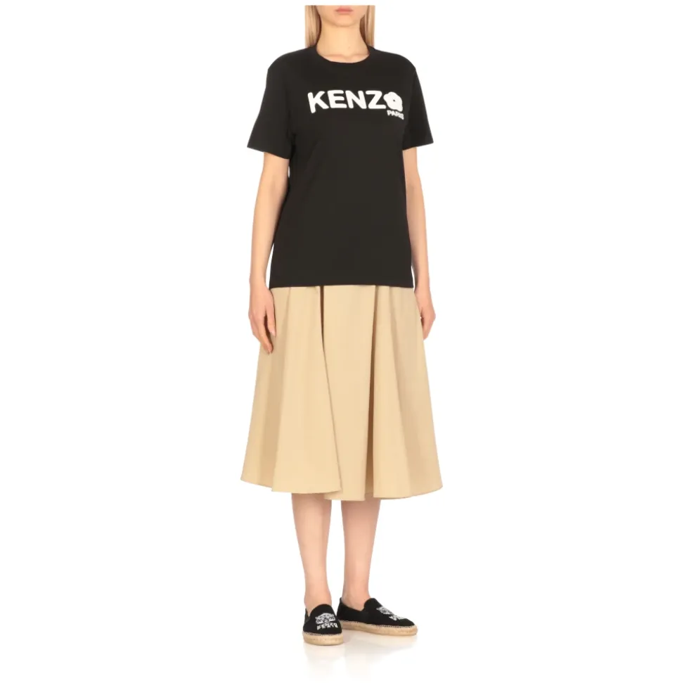 Camiseta Negra con Logo de Flor