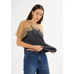 Camiseta Sombra Oscura con Detalles de Encaje