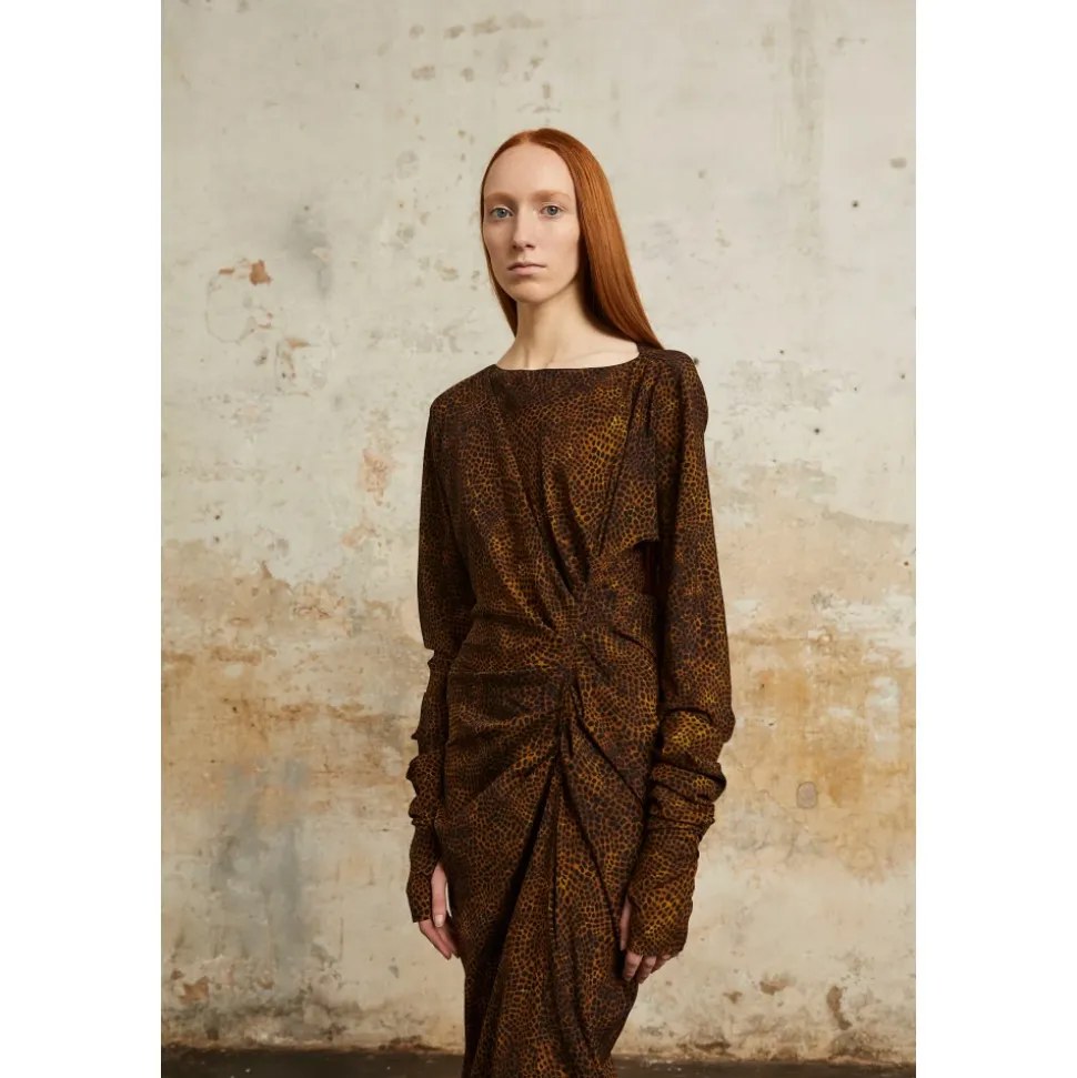 Carey, vestido largo en seda animal print-