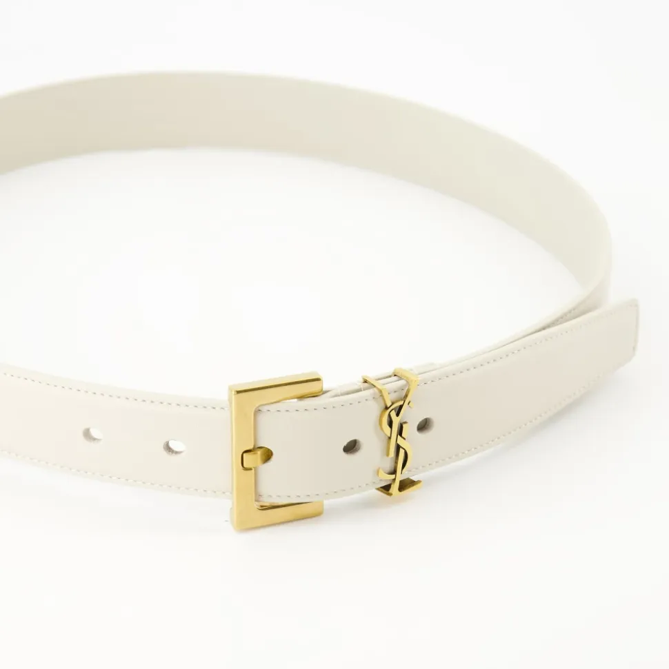Cinturón de cuero blanco con detalles de metal bronce