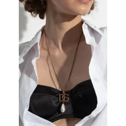 Collar con colgante en forma de logotipo