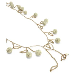 Elegante collar beige con colgantes y cuentas en forma de hoja.