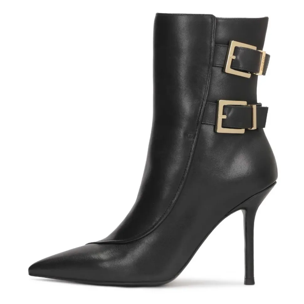 Elegantes botines de tacón de aguja negros decorados con hebillas de logotipo