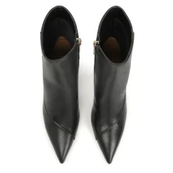 Elegantes botines de tacón de aguja negros decorados con hebillas de logotipo