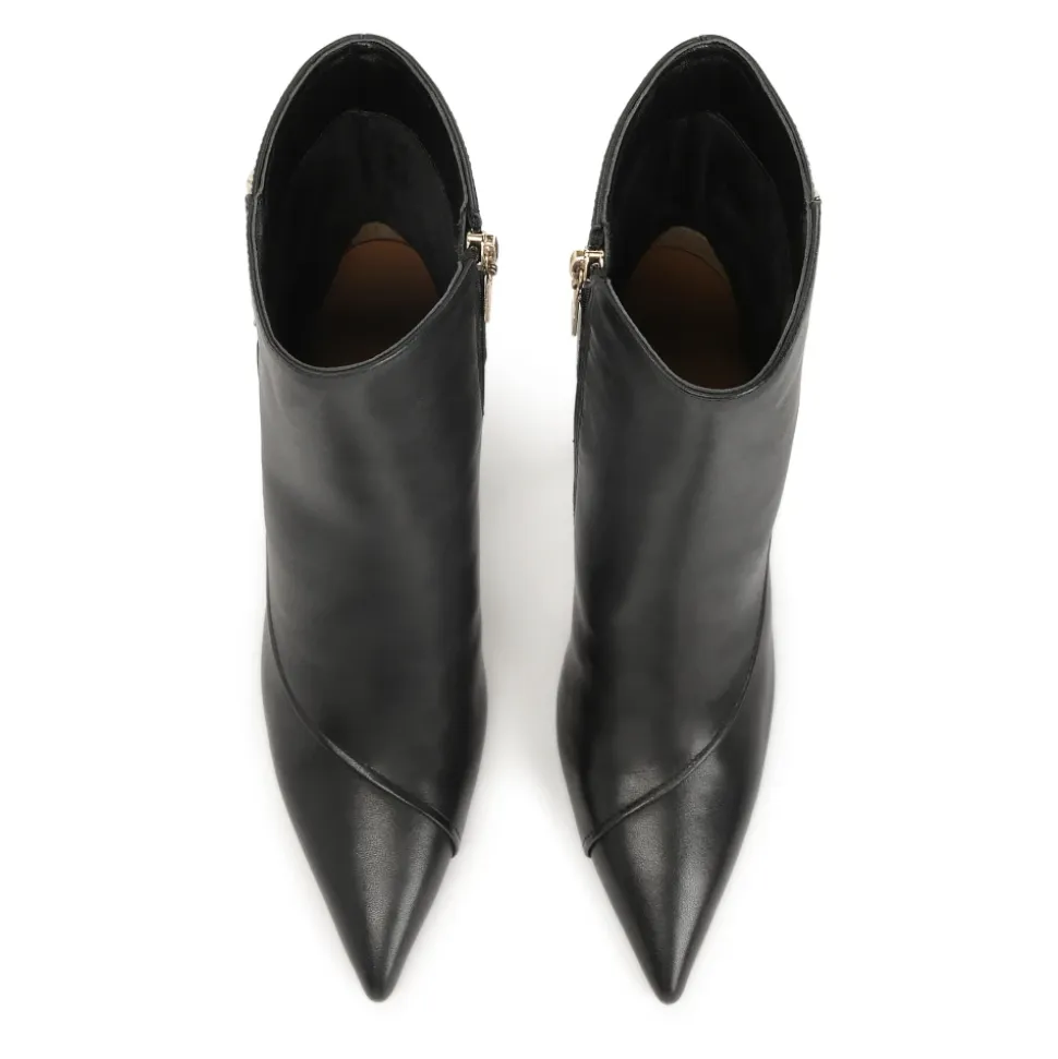 Elegantes botines de tacón de aguja negros decorados con hebillas de logotipo