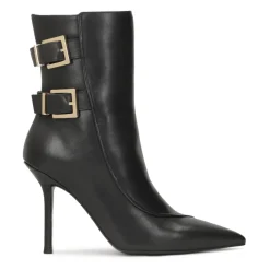 Elegantes botines de tacón de aguja negros decorados con hebillas de logotipo
