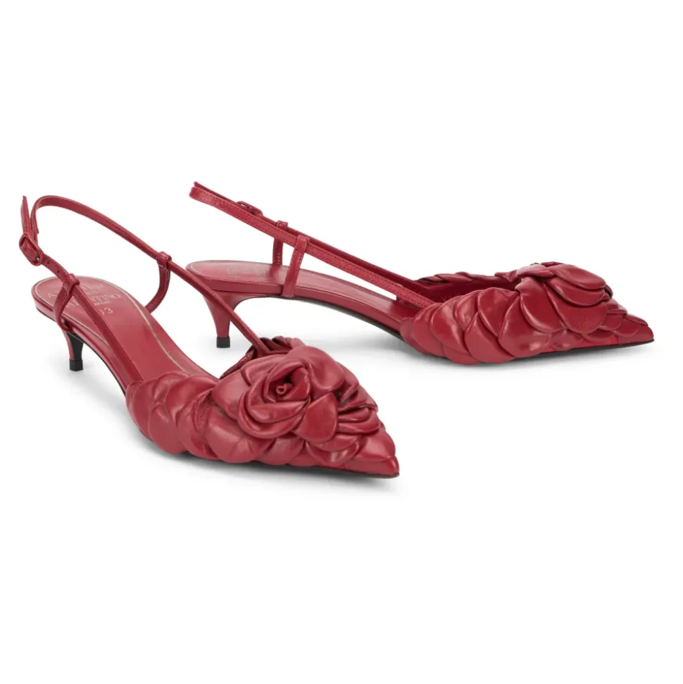 Elegante slingback puntiagudo con tacón de gatito