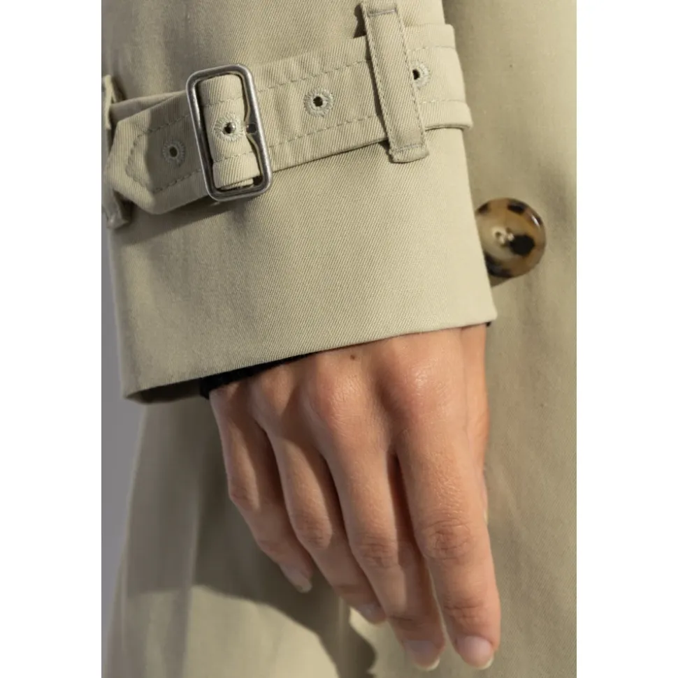 Gabardina con cinturón