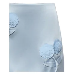 Minifalda de satén con flores 3D de lentejuelas