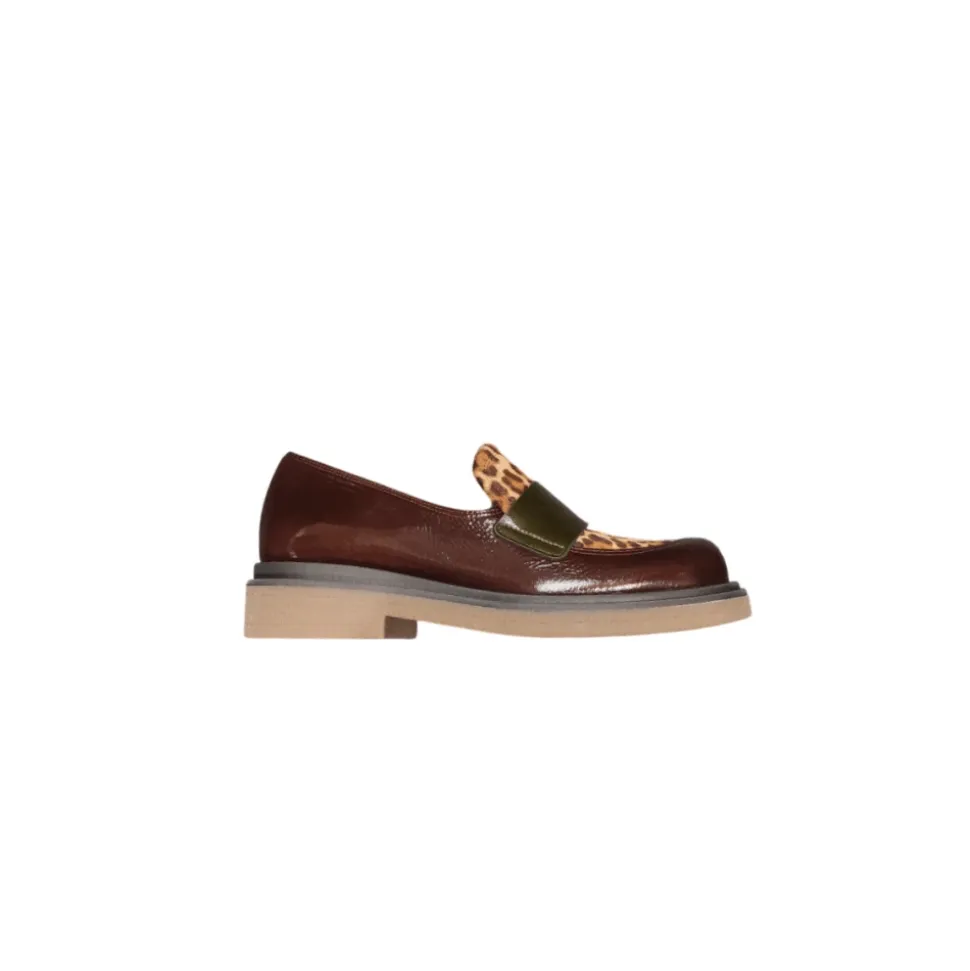 Mocasines con Estampado Animal y Efecto Charol