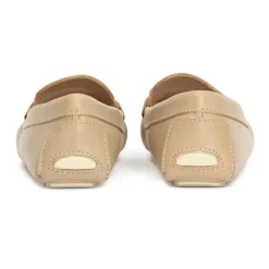 Mocasines de Cuero Beige con Hebilla de Metal