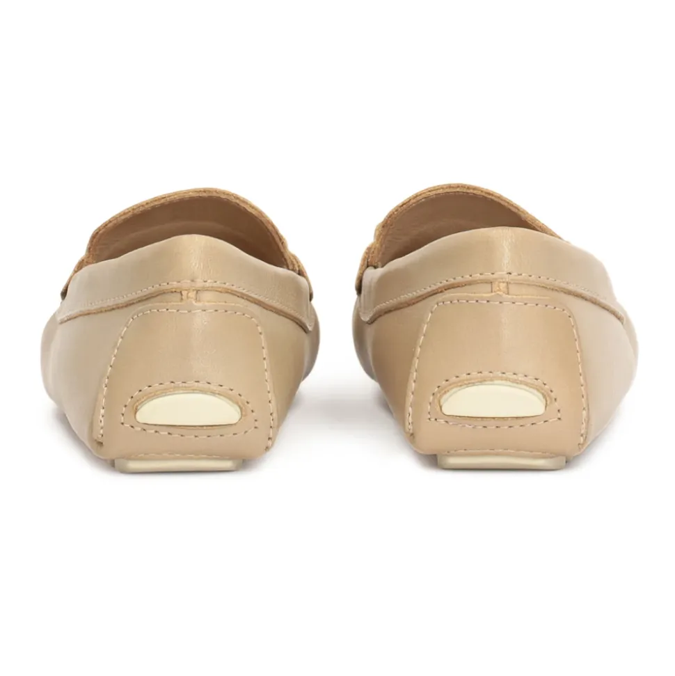 Mocasines de Cuero Beige con Hebilla de Metal