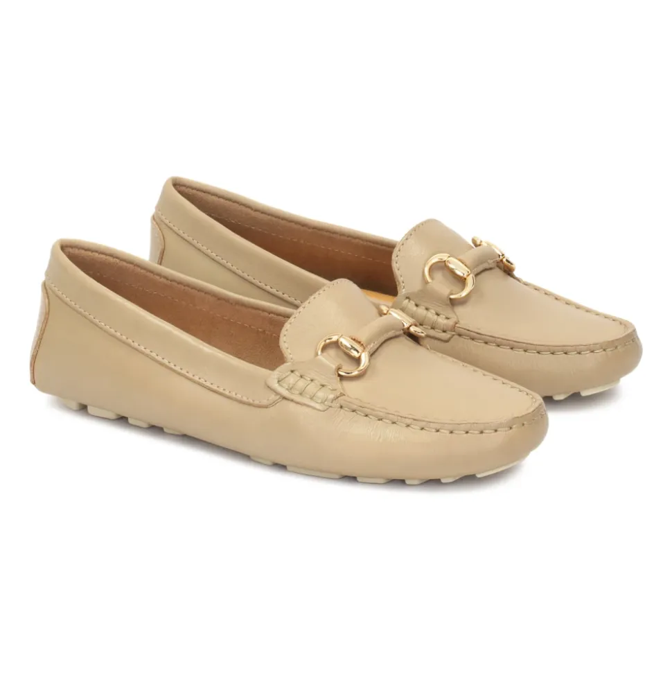 Mocasines de Cuero Beige con Hebilla de Metal