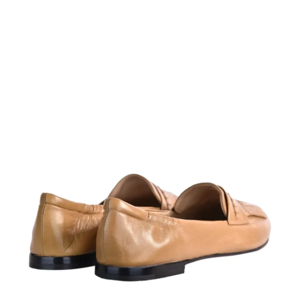 Mocasín de cuero color camello con flecos