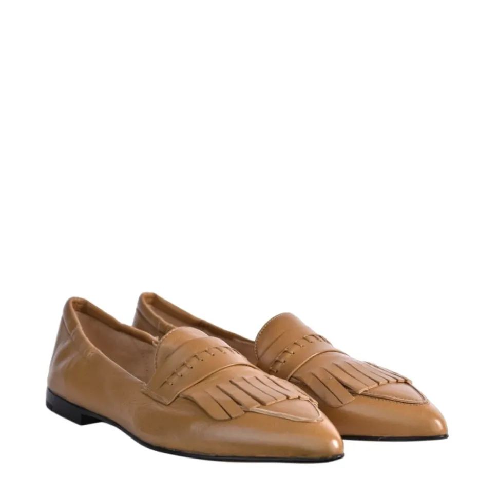 Mocasín de cuero color camello con flecos