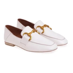 Mocasín de cuero con abrazadera y tacón estructurado