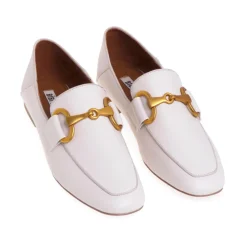 Mocasín de cuero con abrazadera y tacón estructurado