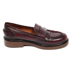 Mocasín de efecto vintage en burdeos