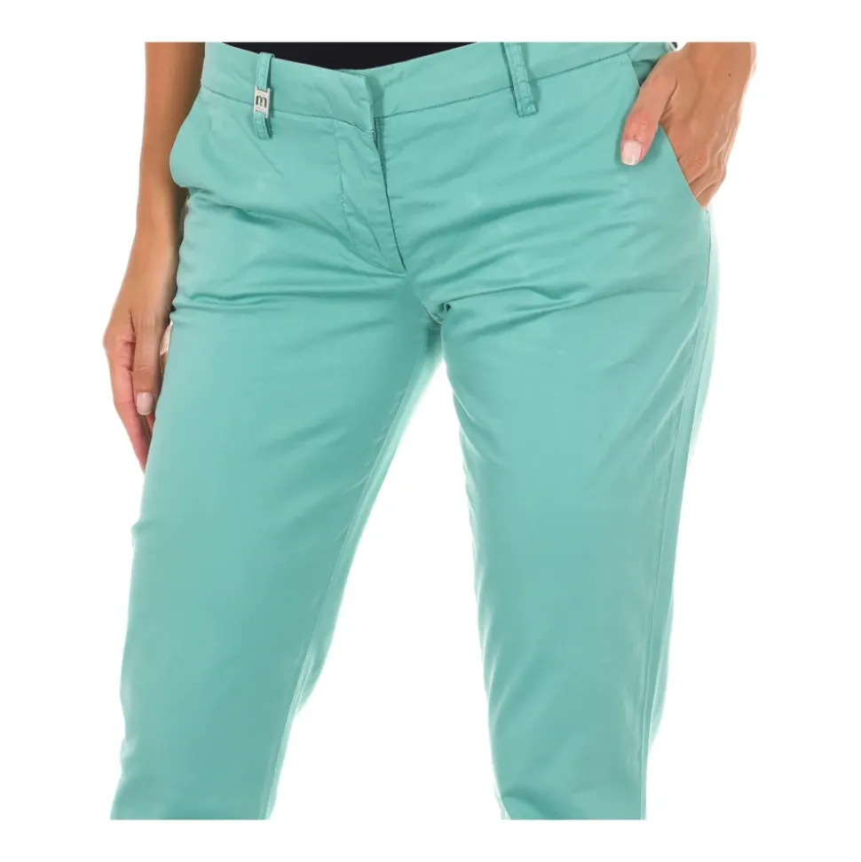 Pantalones acampanados con cierre de botón