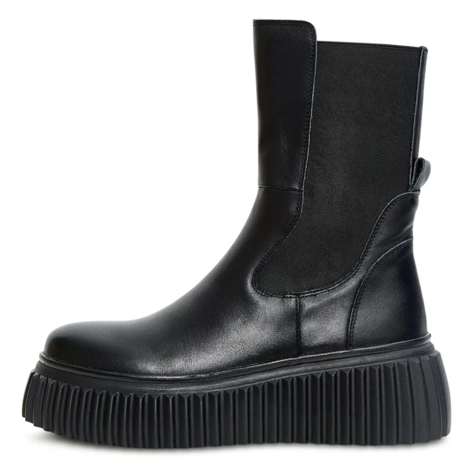Platform Chelsea Boots with Ribbed Sole - Black